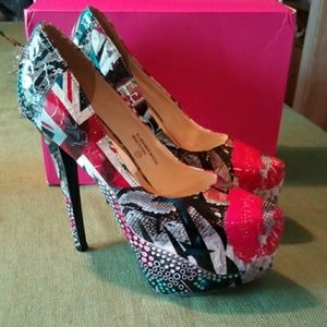 FASHIONABLE HIGH HEELS